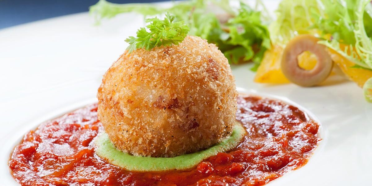 夏威夷奶酪炸饭球佐西红柿辣酱